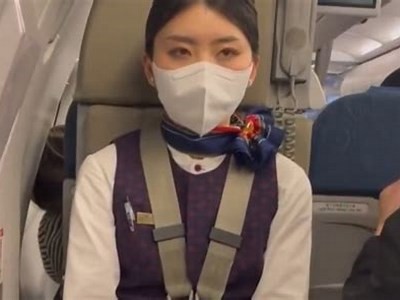 亚洲美女空姐与学生妹的奇妙邂逅：青春与职场的碰撞